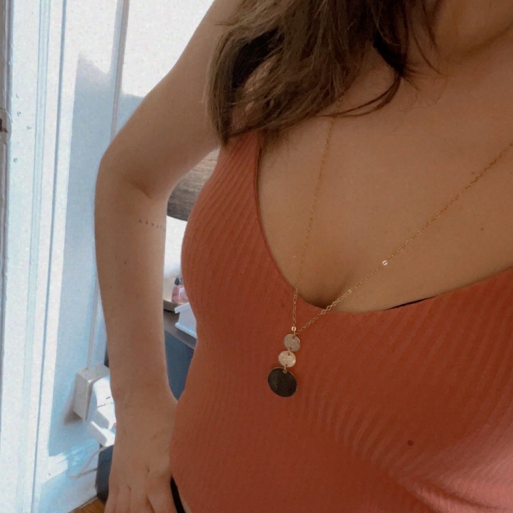 Gold pendant necklace